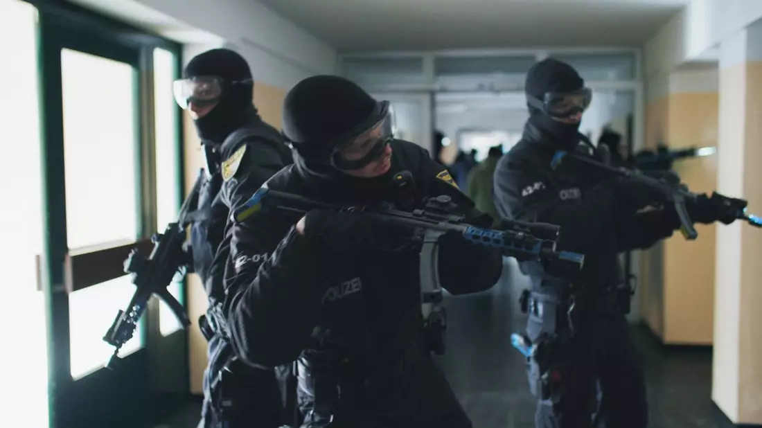 Fußball. Razzia. Sicherheitskonferenz. Galileo zeigt in einer Wochenserie, wie Elite-Polizisten ausgebildet werden. - Bild: ProSieben Joyn, presseportal.de