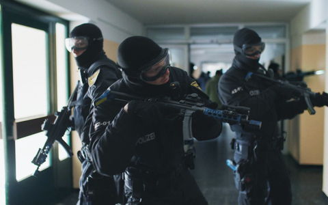 Fußball. Razzia. Sicherheitskonferenz. Galileo zeigt in einer Wochenserie, wie Elite-Polizisten ausgebildet werden. - Foto: ProSieben Joyn, presseportal.de