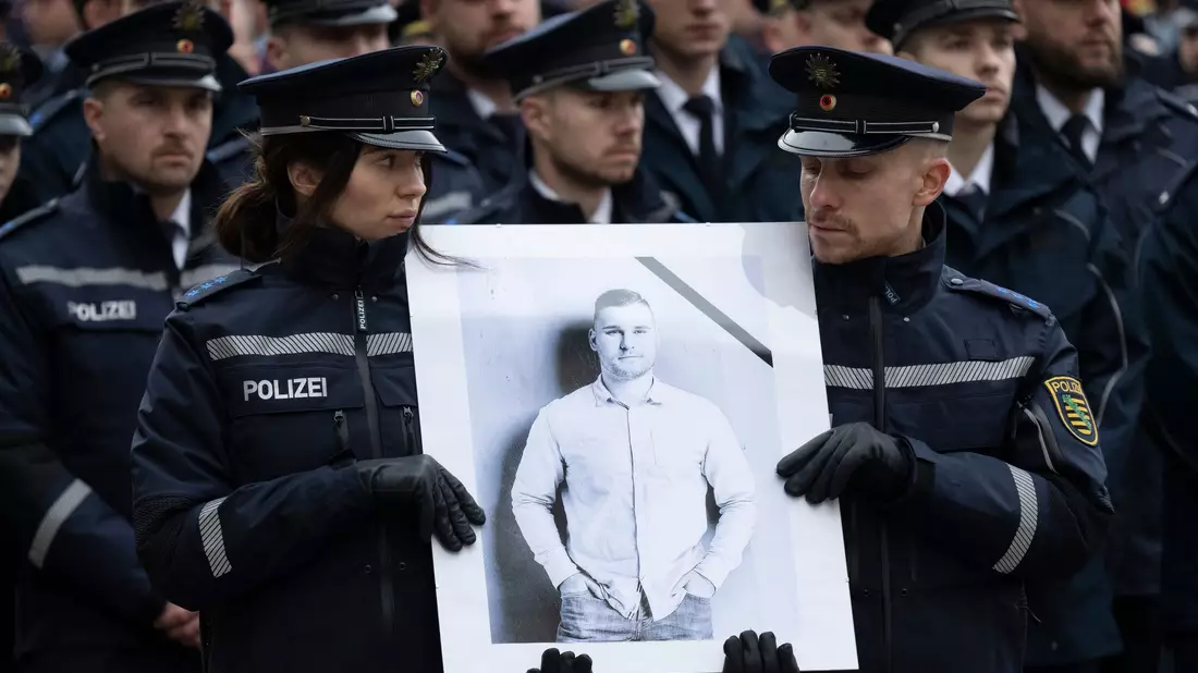 Bei einem Gedenkgottesdienst hatten Polizisten und Polizistinnen ihres getöteten Kollegen gedacht. (Archivbild) - Bild: Sebastian Kahnert/dpa