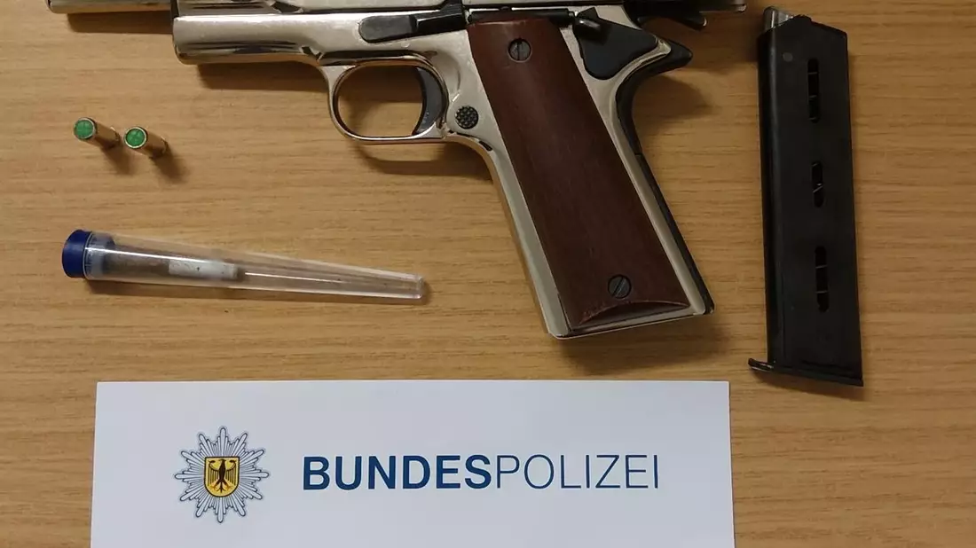 BPOL-BadBentheim: Fahrer fährt mit Pistole unter Einfluss von Drogen über die Grenze - Bild: presseportal.de
