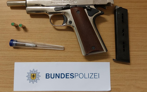 BPOL-BadBentheim: Fahrer fährt mit Pistole unter Einfluss von Drogen über die Grenze - Foto: presseportal.de