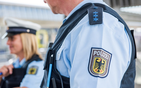 BPOLI EF: Mann schlägt Mitreisenden in einer Regionalbahn - Foto: presseportal.de