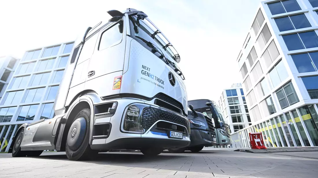 Daimler Truck: Gewinneinbruch im ersten Quartal. - Bild: Bernd Weißbrod/dpa