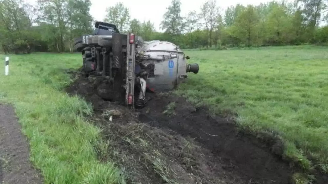 POL-DH: Barnstorf, Diebstahl einer Kupferdachrinne - Stuhr, Einbruchsdiebstahl aus Container - Bassum, Gefährdung des Straßenverkehrs - Wehrbleck, alleinbeteiligter Verkehrsunfall (siehe Bild) - Bild: presseportal.de