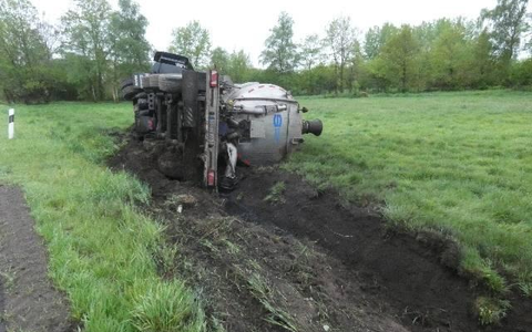 POL-DH: Barnstorf, Diebstahl einer Kupferdachrinne - Stuhr, Einbruchsdiebstahl aus Container - Bassum, Gefährdung des Straßenverkehrs - Wehrbleck, alleinbeteiligter Verkehrsunfall (siehe Bild) - Foto: presseportal.de