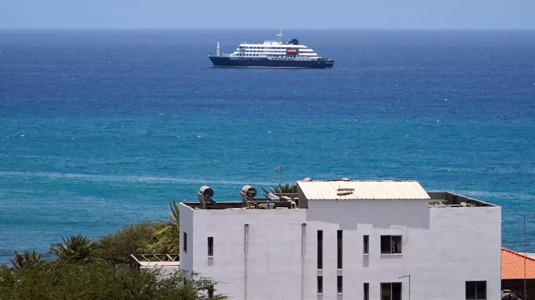 Das betroffene Schiff liegt im Hafen von Praia, Kap Verde. - Bild: Arilson Almeida/AP/dpa