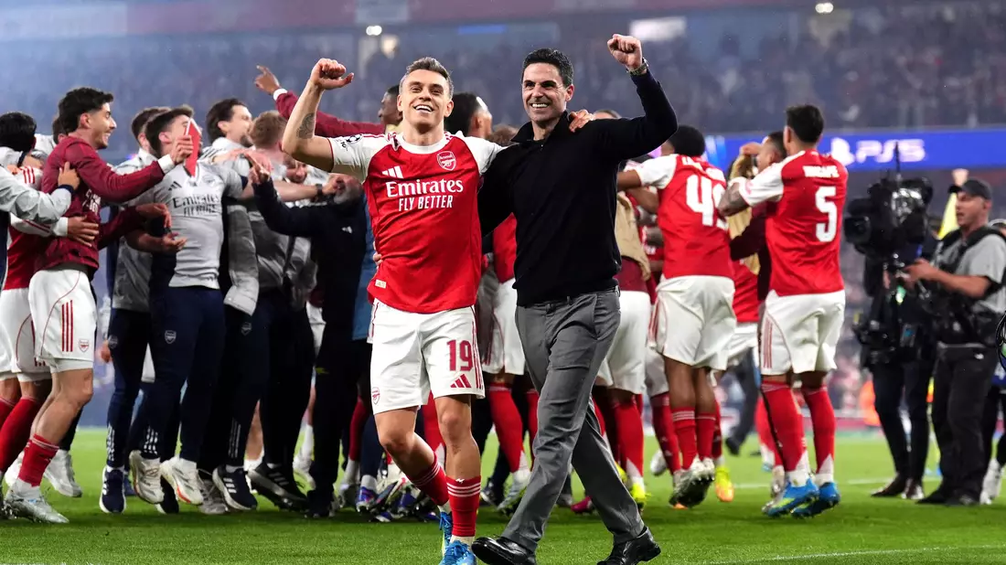 Arsenal-Coach Mikel Arteta feiert den Einzug ins Champions-League-Finale mit Leandro Trossard. - Bild: John Walton/PA Wire/dpa