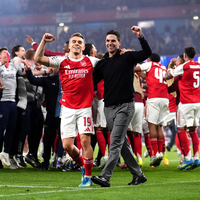 Arsenal-Coach Mikel Arteta feiert den Einzug ins Champions-League-Finale mit Leandro Trossard. - Foto: John Walton/PA Wire/dpa