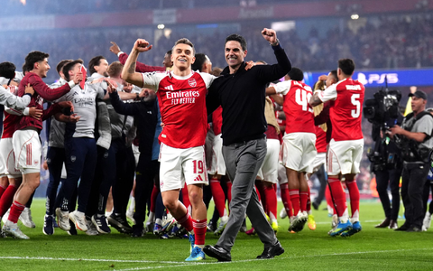 Arsenal-Coach Mikel Arteta feiert den Einzug ins Champions-League-Finale mit Leandro Trossard. - Foto: John Walton/PA Wire/dpa