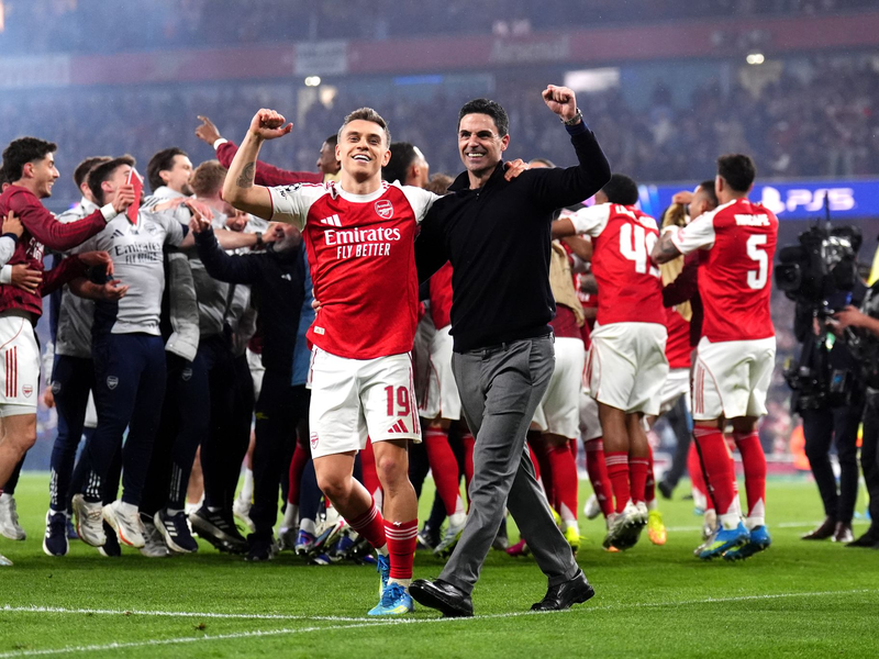 Arsenal-Coach Mikel Arteta feiert den Einzug ins Champions-League-Finale mit Leandro Trossard. - Foto: John Walton/PA Wire/dpa