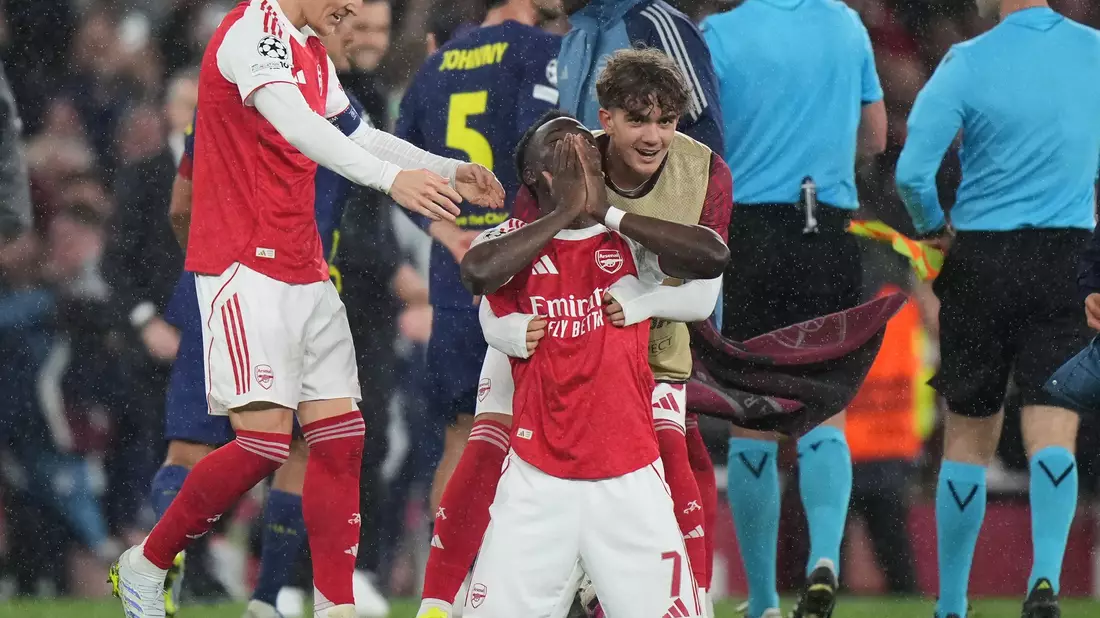Siegtorschütze Bukayo Saka sackte nach dem Abpfiff überglücklich zusammen. - Bild: Alastair Grant/AP/dpa