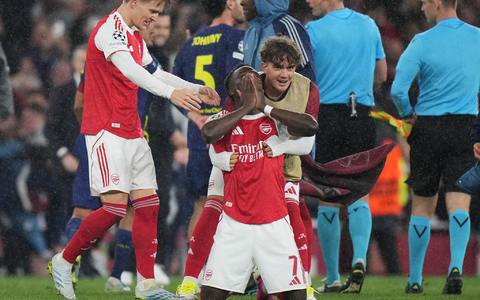 Siegtorschütze Bukayo Saka sackte nach dem Abpfiff überglücklich zusammen. - Foto: Alastair Grant/AP/dpa