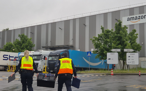 Zöllner wurden am Mittwoch auch an einem Kölner Amazon-Standort vorstellig. - Foto: -/dpa