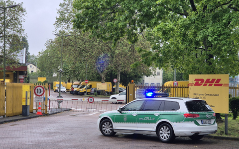 Marktführer DHL setzt zwar nur recht wenig auf Subunternehmer, trotzdem nahmen Zöllner auch den Bonner Logistiker unter die Lupe. - Foto: -/dpa