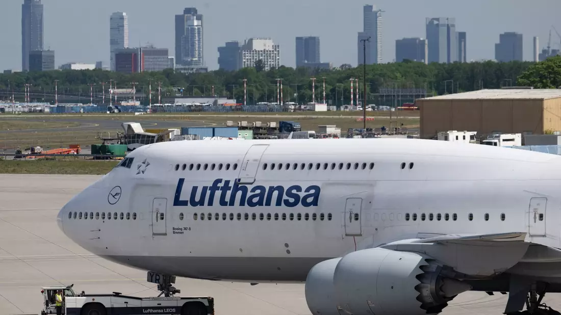 In Frankfurt gibt es laut Lufthansa absehbar genug Kerosin.  - Bild: Boris Roessler/dpa