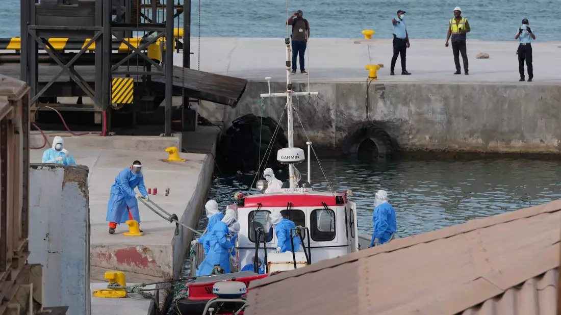 Gesundheitspersonal in Schutzkleidung evakuiert Patienten vom Kreuzfahrtschiff «Hondius» in einem Hafen.  - Bild: Misper Apawu/AP/dpa