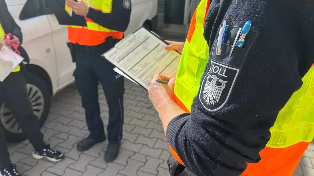 HZA-S: Bundesweite Schwerpunkprüfung gegen Schwarzarbeit und illegale Beschäftigung / Hauptzollamt Stuttgart prüft 125 Paketlieferanten von 21 Unternehmen - Bild: presseportal.de