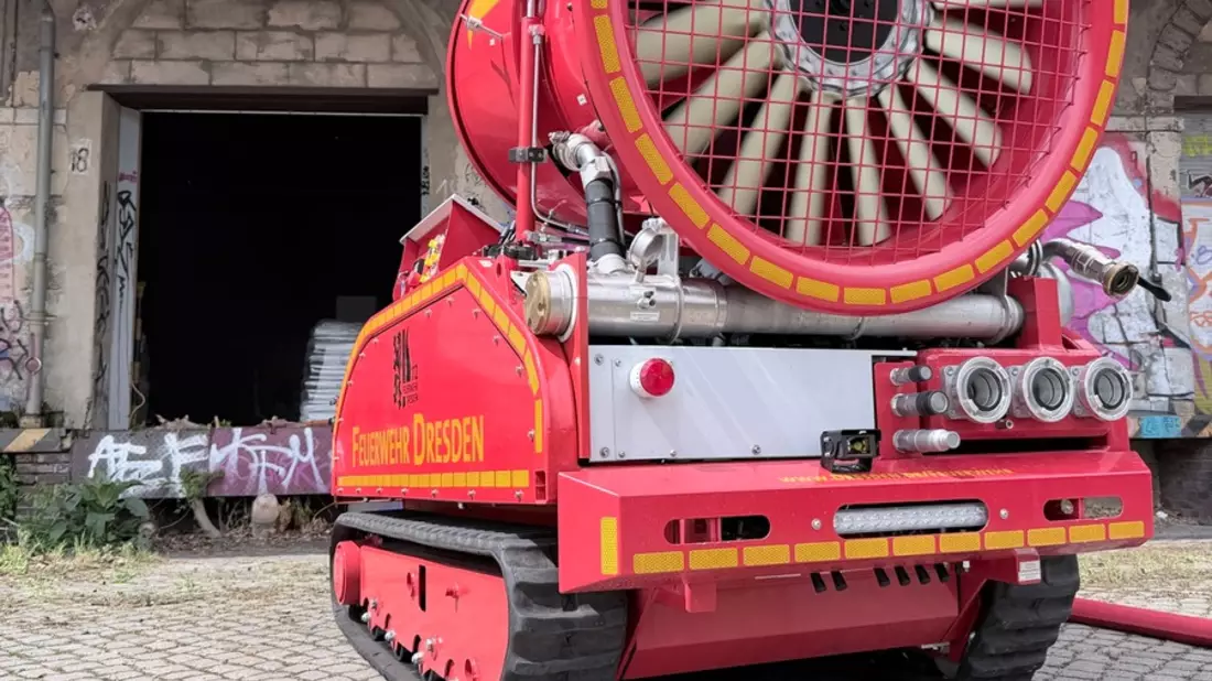 FW Dresden: Vegetationsbrand greift auf Lagerhalle über - Bild: presseportal.de