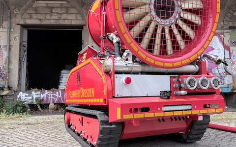 FW Dresden: Vegetationsbrand greift auf Lagerhalle über - Foto: presseportal.de