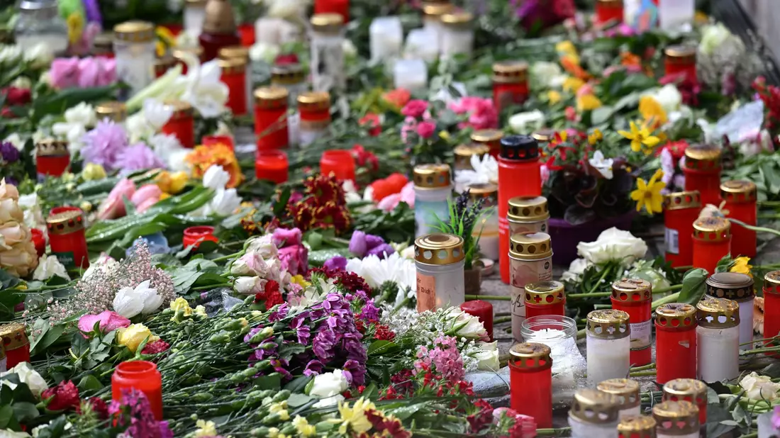 Nach Amokfahrt in Leipzig: Ermittler schweigen zu Motiven und die Anteilnahme der Bevölkerung wächst. - Bild: Hendrik Schmidt/dpa