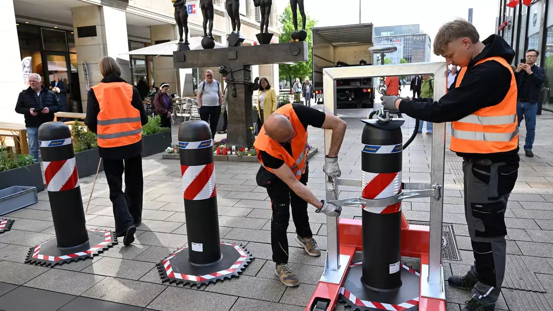 Leipzig stellt massive Sperren nach tödlicher Amokfahrt auf. - Bild: Hendrik Schmidt/dpa