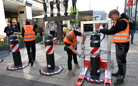Leipzig stellt massive Sperren nach tödlicher Amokfahrt auf. - Foto: Hendrik Schmidt/dpa