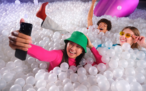 Eintauchen in eine Welt voller Magie: BUBBLE PLANET verwandelt Köln ab 9. Mai in ein schillerndes Sinneserlebnis - Foto: presseportal.de