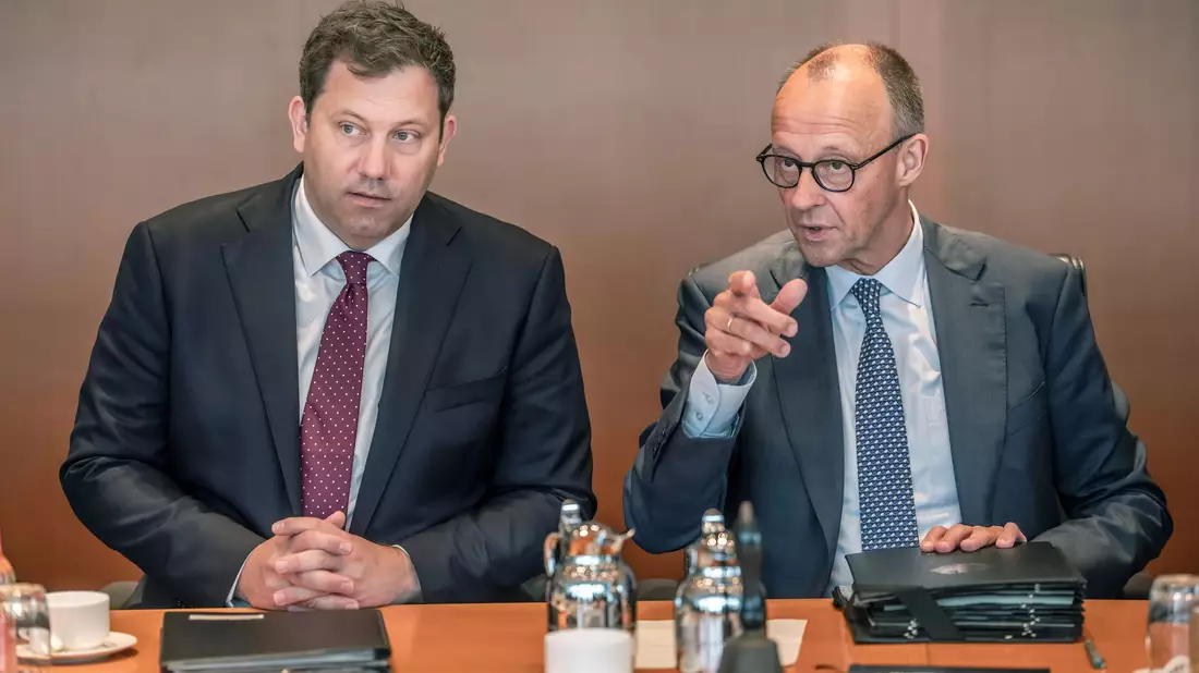«Business as usual» in der Kabinettssitzung. Aber eine kleine Ansprache zum Jahrestag gab es dann doch. - Bild: Michael Kappeler/dpa