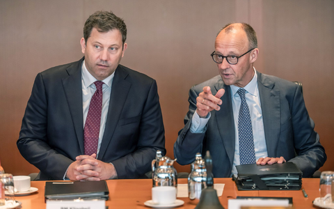 «Business as usual» in der Kabinettssitzung. Aber eine kleine Ansprache zum Jahrestag gab es dann doch. - Foto: Michael Kappeler/dpa