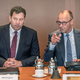 «Business as usual» in der Kabinettssitzung. Aber eine kleine Ansprache zum Jahrestag gab es dann doch. - Foto: Michael Kappeler/dpa