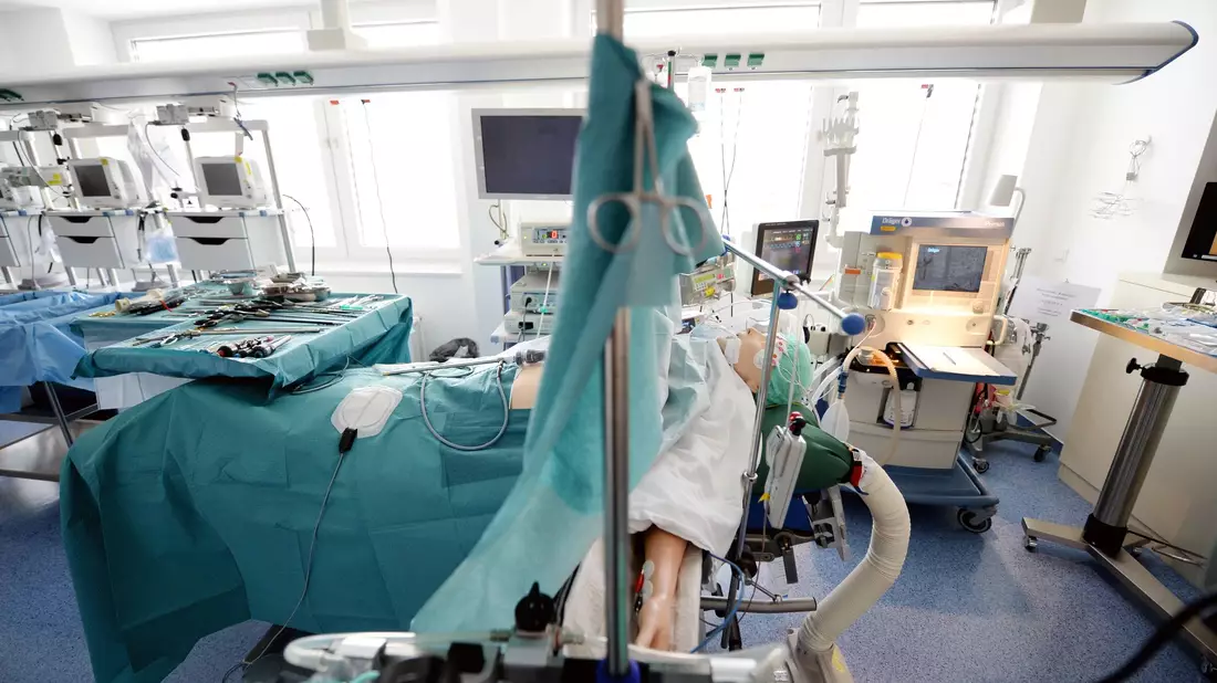 Ort der Organentnahme ist das Krankenhaus - aber reichen die Regeln für die Organspende aus? (Symbolfoto) - Bild: Daniel Reinhardt/dpa