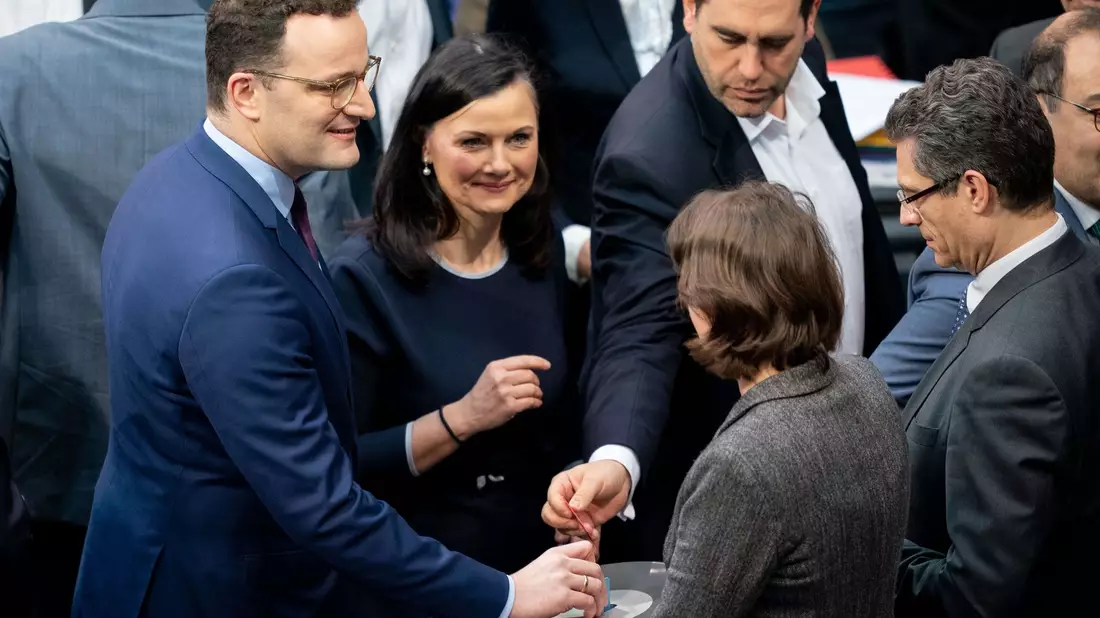 Bereits 2020 stimmte der Bundestag über neue Organspenderegeln ab - hier Jens Spahn (CDU), damals Gesundheitsminister, neben Gitta Connemann (CDU) bei der Abstimmung. (Archivfoto) - Bild: Kay Nietfeld/dpa