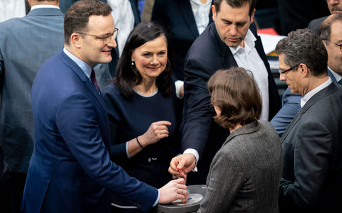 Bereits 2020 stimmte der Bundestag über neue Organspenderegeln ab - hier Jens Spahn (CDU), damals Gesundheitsminister, neben Gitta Connemann (CDU) bei der Abstimmung. (Archivfoto) - Foto: Kay Nietfeld/dpa