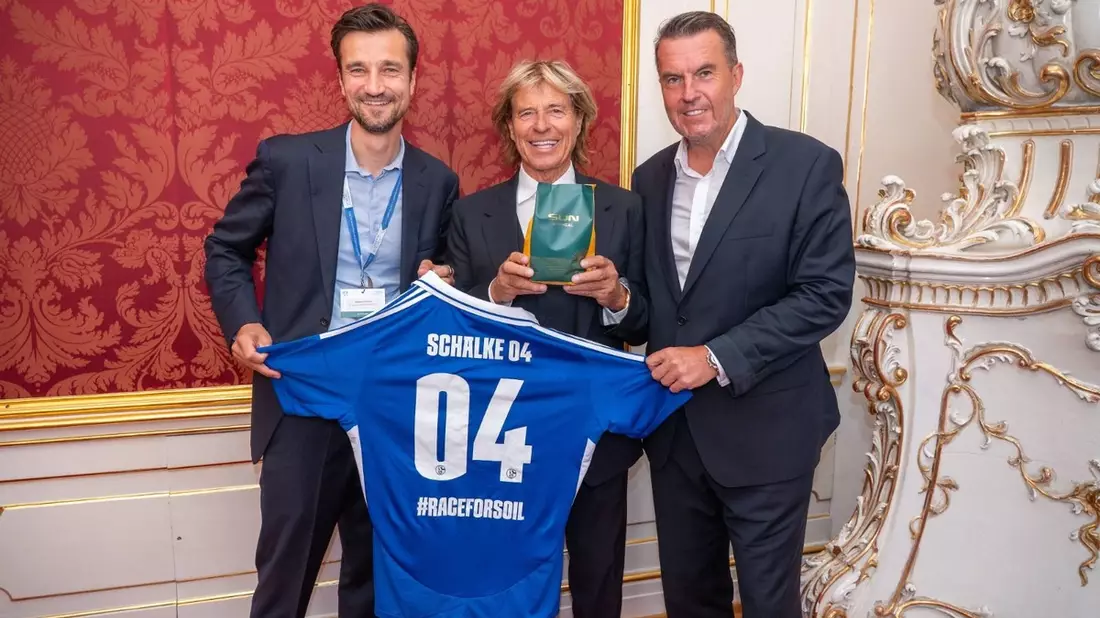 FC Schalke 04 steigt mit Hauptsponsor SUN MINIMEAL in die Bundesliga auf - Bild: presseportal.de