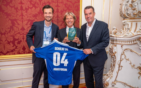 FC Schalke 04 steigt mit Hauptsponsor SUN MINIMEAL in die Bundesliga auf - Foto: presseportal.de