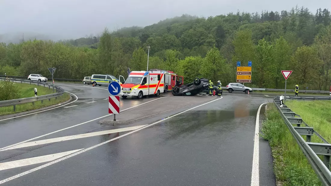 LPI-NDH: Kollision im Kreuzungsbereich - zwei Personen verletzt - Bild: presseportal.de
