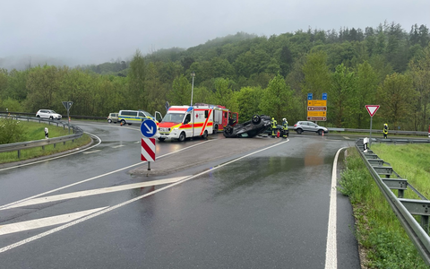 LPI-NDH: Kollision im Kreuzungsbereich - zwei Personen verletzt - Foto: presseportal.de