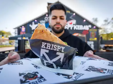 «Einmal Döner, aber schön krispy!» (Archivbild) - Foto: Friso Gentsch/dpa
