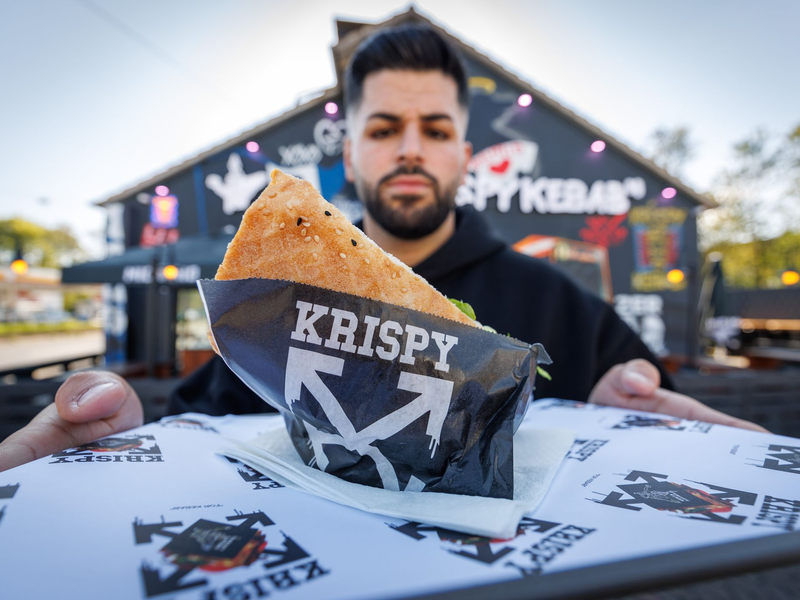 «Einmal Döner, aber schön krispy!» (Archivbild) - Foto: Friso Gentsch/dpa