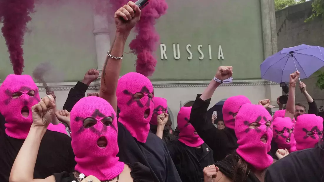 Mit farbigen Rauchbomben protestierte das russische Künstlerkollektiv Pussy Riot vor dem russischen Pavillon in Venedig. - Bild: Luca Bruno/AP/dpa