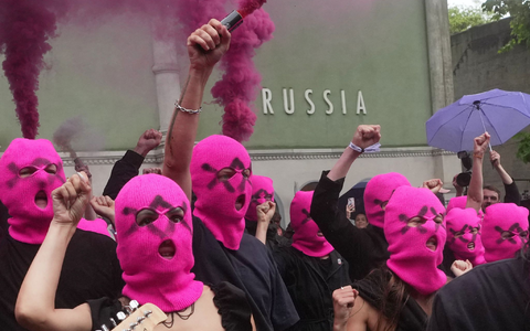Mit farbigen Rauchbomben protestierte das russische Künstlerkollektiv Pussy Riot vor dem russischen Pavillon in Venedig. - Foto: Luca Bruno/AP/dpa