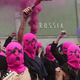 Mit farbigen Rauchbomben protestierte das russische Künstlerkollektiv Pussy Riot vor dem russischen Pavillon in Venedig. - Foto: Luca Bruno/AP/dpa