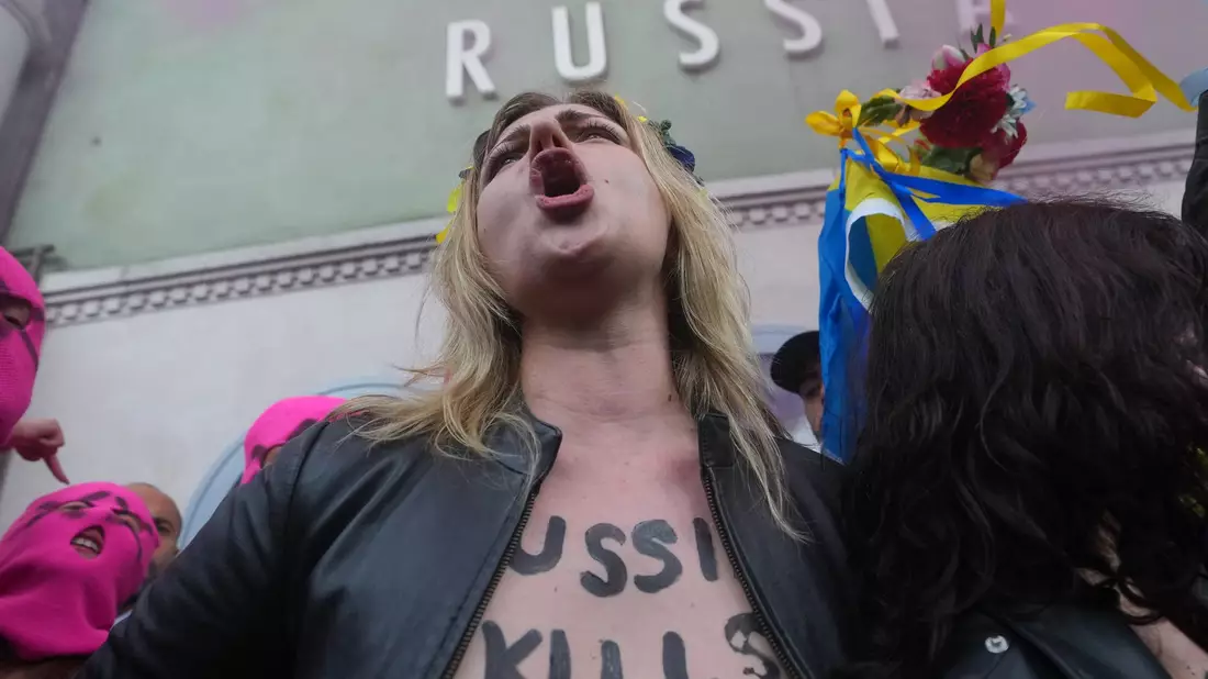 Wie oft so auch in Venedig machte die Gruppe Femen mit freiem Oberkörper Front gegen Russland.  - Bild: Luca Bruno/AP/dpa