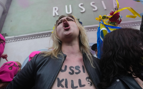 Wie oft so auch in Venedig machte die Gruppe Femen mit freiem Oberkörper Front gegen Russland.  - Foto: Luca Bruno/AP/dpa