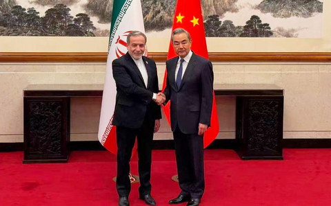 Vor einem Trump-Besuch in Peking: Der Iran und China stimmen sich ab. - Foto: Uncredited/Telegram channel of the Iranian Foreign Minister via AP/dpa