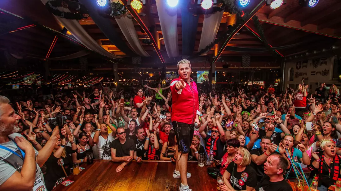 «Bierkönig»-Sänger Tobee landet mit seiner Partyversion einen der Sommerhits am Ballermann. (Archivbild) - Bild: --/Brainstall Musik GmbH/dpa