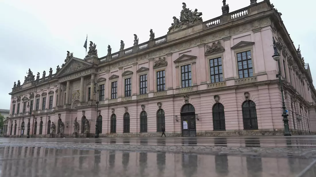Das historische Zeughaus ist seit Langem geschlossen. - Bild: Sven Kaeuler/dpa