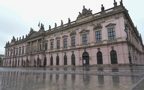 Das historische Zeughaus ist seit Langem geschlossen. - Foto: Sven Kaeuler/dpa