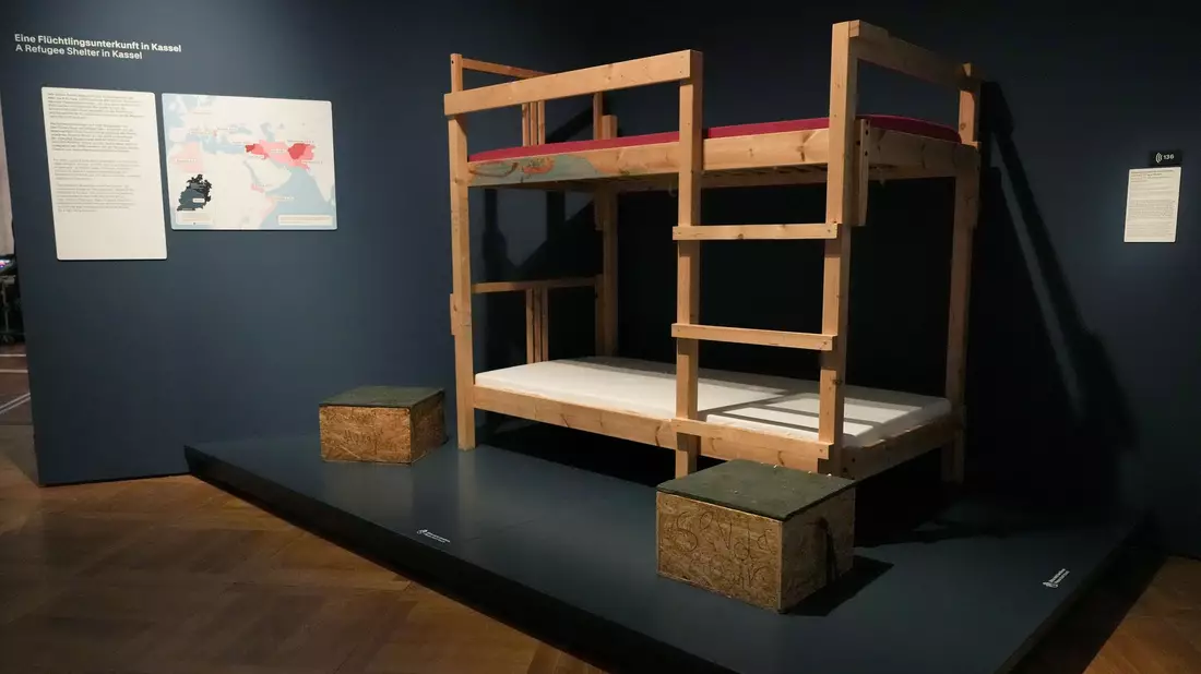 Oder ein Bett aus einer 2015 eingerichteten Flüchtlingsunterkunft. - Bild: Sven Kaeuler/dpa