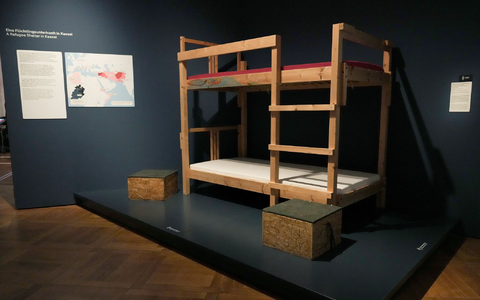 Oder ein Bett aus einer 2015 eingerichteten Flüchtlingsunterkunft. - Foto: Sven Kaeuler/dpa